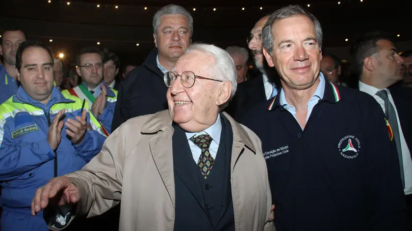 Giuseppe Zamberletti e l'allora responsabile della Protezione Civile, Guido Bertolaso