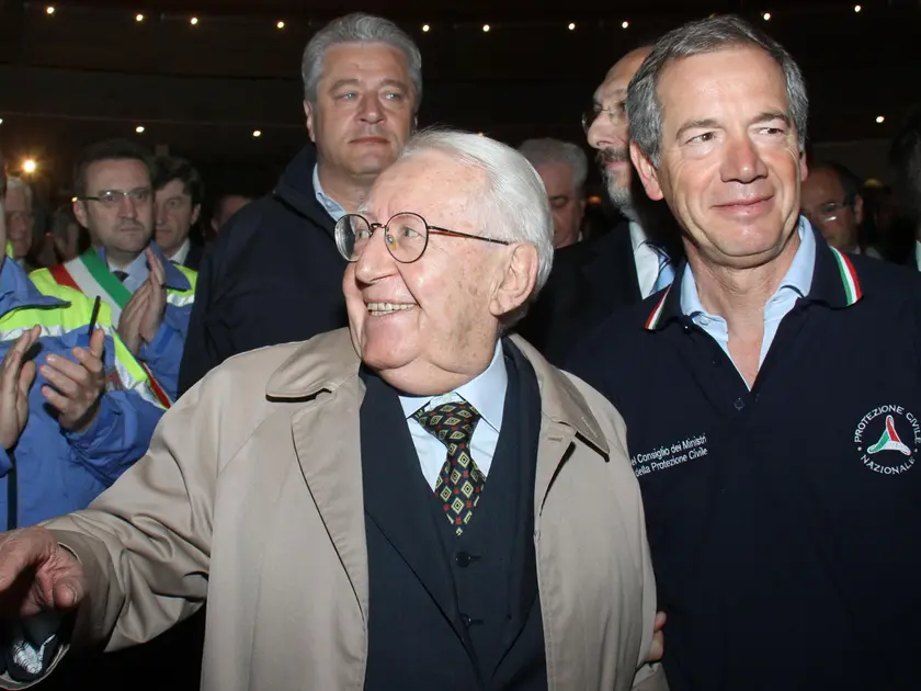 Giuseppe Zamberletti e l'allora responsabile della Protezione Civile, Guido Bertolaso