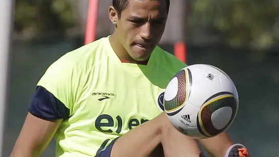 Chile's national soccer player Alexis Sanchez controls the ball during a team training session at the Ingwenyama Conference and Sports Resort in Nelspruit, South Africa, Monday June 14, 2010. Chile will face Honduras on June 16 in the group H for the soccer World Cup. (AP Photo/Claudio Cruz)