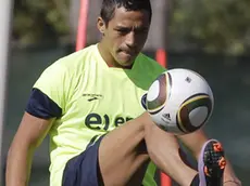 Chile's national soccer player Alexis Sanchez controls the ball during a team training session at the Ingwenyama Conference and Sports Resort in Nelspruit, South Africa, Monday June 14, 2010. Chile will face Honduras on June 16 in the group H for the soccer World Cup. (AP Photo/Claudio Cruz)