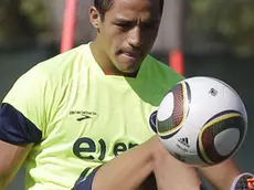 Chile's national soccer player Alexis Sanchez controls the ball during a team training session at the Ingwenyama Conference and Sports Resort in Nelspruit, South Africa, Monday June 14, 2010. Chile will face Honduras on June 16 in the group H for the soccer World Cup. (AP Photo/Claudio Cruz)