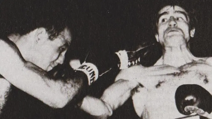 Sandro Mazzinghi (S) e Nino Benvenuti si sfidano per la corona mondiale dei pesi medi. Milano, giugno 1965. ANSA/WIKIPEDIA +++EDITORIAL USE ONLY - NO SALES+++