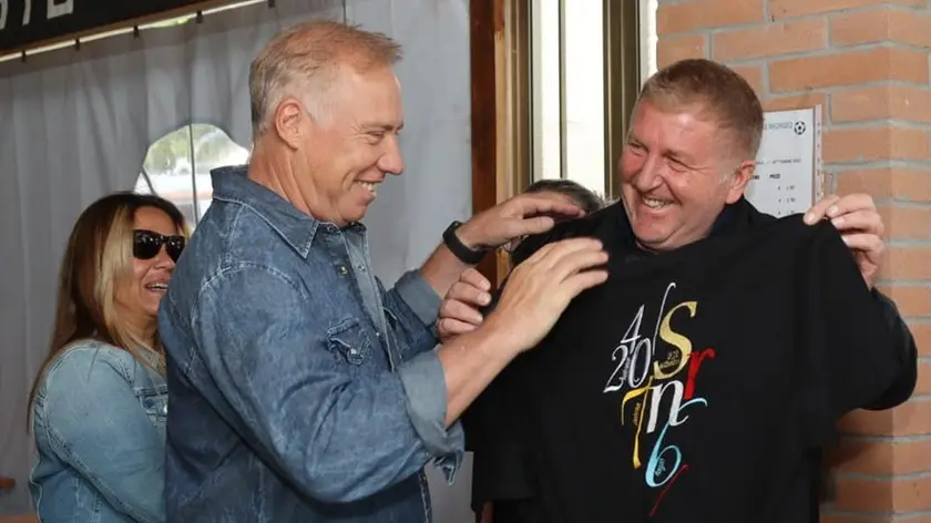 Nestor Sensini e la maglia ricordo ricevuta da Tobia De Franceschi