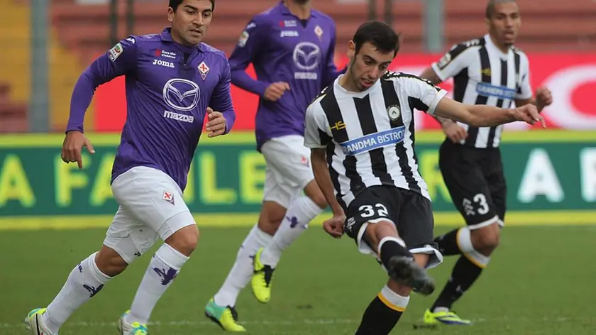 Udinese's Miguel Fernandes (R) and Fiorentina's David Pizarro in action during the Italian Serie A soccer match Udinese Calcio vs ACF Fiorentina at Friuli stadium in Udine, Italy, 24 November 2013..ANSA/LANCIA
