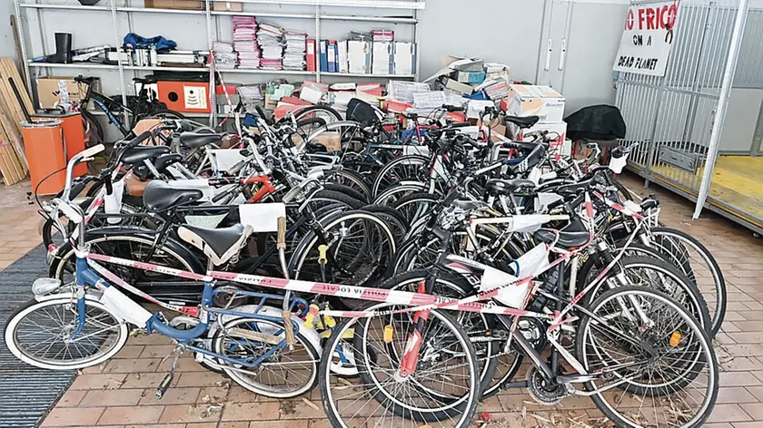 Alcune delle bici recuperate e conservate nel deposito di Udine ©Foto Petrussi