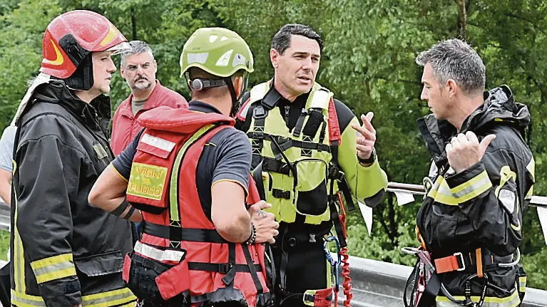 Alcuni dei primi vigili del fuoco intervenuti a Premariacco (foto Petrussi)