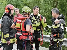 Alcuni dei primi vigili del fuoco intervenuti a Premariacco (foto Petrussi)