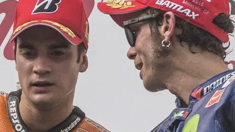 epa04994367 Italian Valentino Rossi (R) of Movistar Yamaha MotoGP speaks with Spanish Dani Pedrosa of Repsol Honda Team during prize giving ceremony of the 2015 Malaysian Motorcycling Grand Prix in Sepang International Circuit near Kuala Lumpur, Malaysia, 25 October 2015. EPA/AHMAD YUSNI