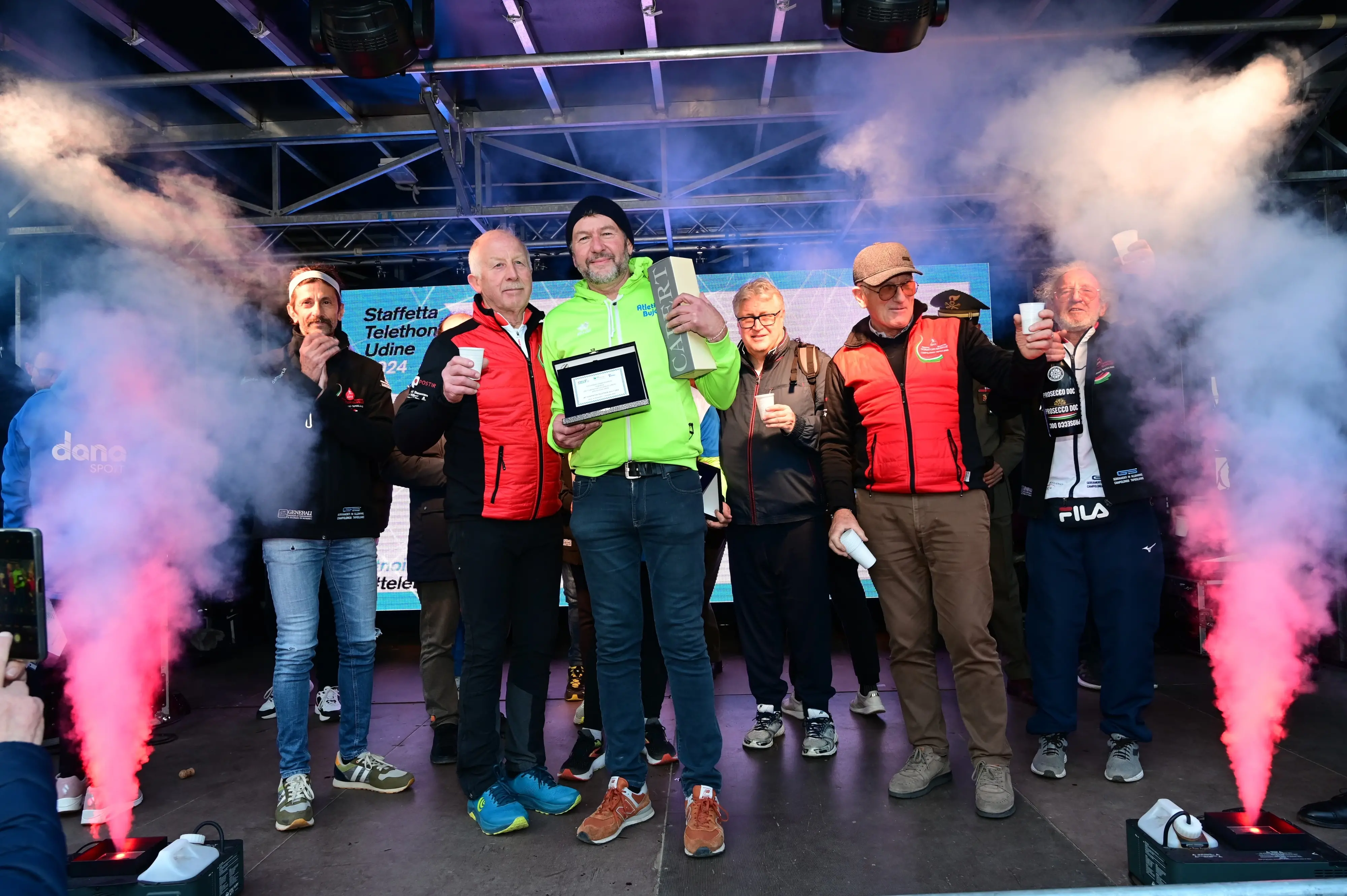 La 26esima edizione della Staffetta Telethon ha visto Udine animata da 870 squadre, per un totale di oltre 22mila partecipanti, tra cui 1.500 studenti. L'evento, che si è svolto dal 30 novembre al 1 dicembre, ha battuto un nuovo record di solidarietà, con la speranza di superare i 320mila euro di donazioni per la ricerca sulle malattie genetiche rare. Molti sportivi, tra cui il campione paralimpico Antonio Fantin, hanno preso parte all'iniziativa, insieme a tanti altri volontari e partecipanti, che hanno corso su un percorso di 1.920 metri nel cuore della città. Un grande successo, che ha coinvolto anche diverse associazioni e realtà locali. Foto Petrussi