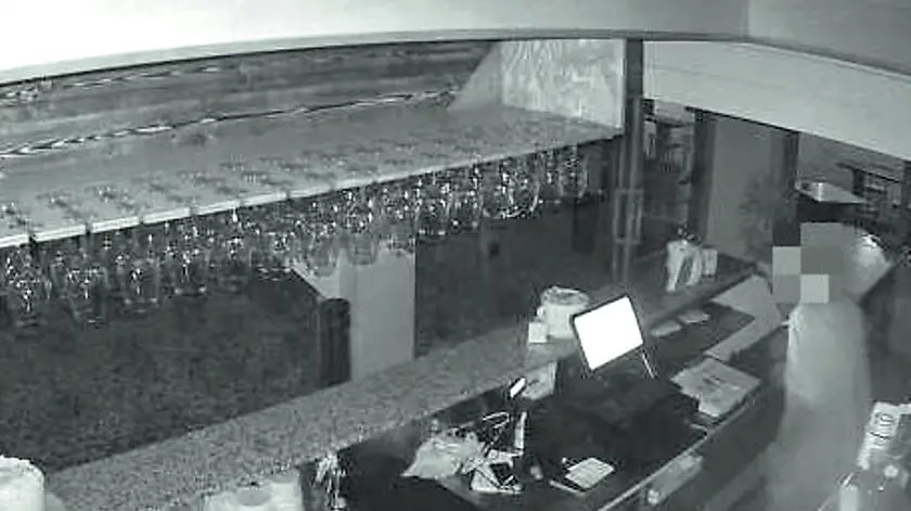 Un fotogramma del video della telecamera del locale di Castions in cui si vede una persona dietro il banco, vicino alla cassa