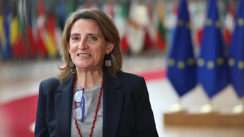 epa11378933 Spanish Minister for the Ecological Transition Teresa Ribera speaks to journalists as he arrives for an EU energy ministers council meeting in Brussels, Belgium, 30 May 2024. EU energy ministers will approve conclusions on a sustainable electricity grid infrastructure, followed by a discussion on the future of REPowerEU. EPA/OLIVIER HOSLET MAXPPP OUT
