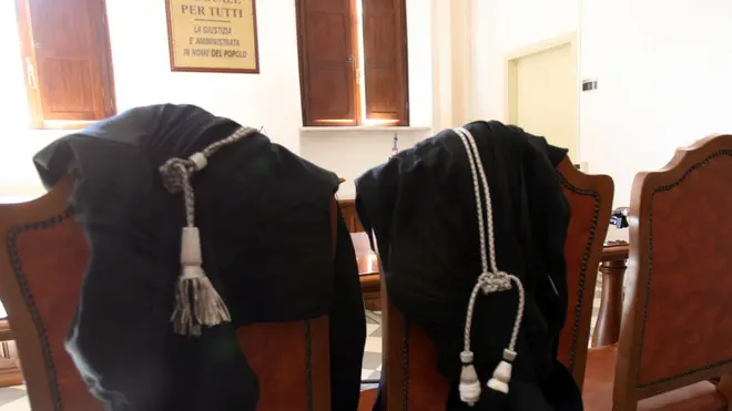 20061011 - PONTEDERA - ROMA - POL - SCIOPERO AVVOCATI: CAMERE PENALI, ADESIONE MASSICCIA. Toghe di magistrati poggiate su alcune sedie di un'aula del tribunale di Pontedera (Pisa). Una ''massiccia adesione'' sta caratterizzando il primo dei tre giorni di astensione dalle udienze indetti dall' Unione delle Camere Penali Italiane ''per difendere la parte relativa alla distinzione delle funzioni della riforma dell'ordinamento giudiziario e l'assetto culturale della professione forense''. Lo rende noto Giunta dell' Unione, recentemente rinnovata sotto la presidenza di Oreste Dominioni, che esprime ''grande soddisfazione per l'adesione totale alle battaglie ideali dell'avvocatura penale''. FRANCO SILVI - ANSA - I51