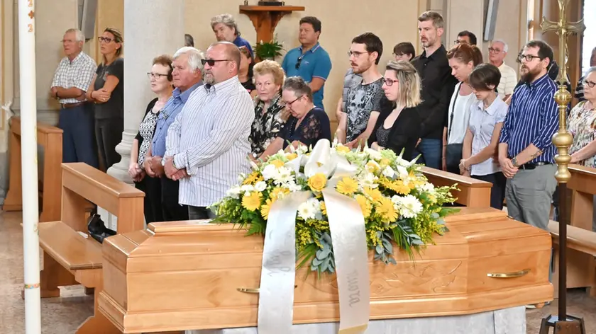 La celebrazione del funerale di Benita Gasparini, trovata assassinata nella sua abitazione di Pantianicco lo scorso 19 luglio