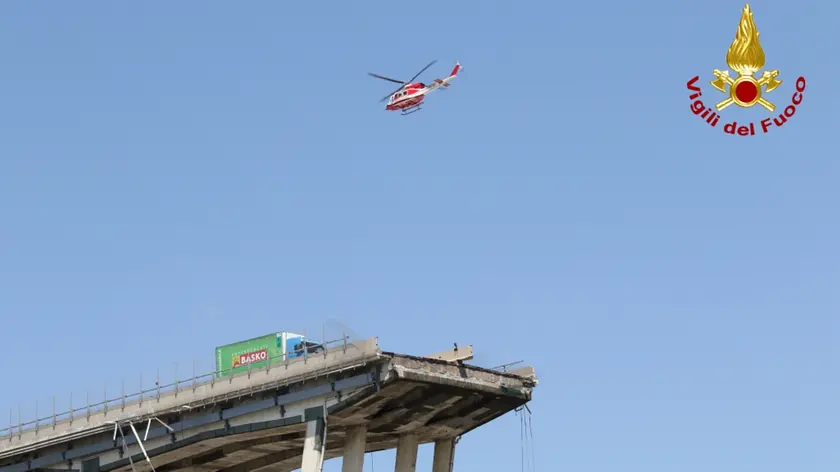 Foto Ufficio Stampa Vigili del Fuoco/LaPresse16/08/2018 Genova, ItaliaGenova, crollo ponte Morandi: continuano le operazioni di sorvolo con elicottero Drago vf 60 della zona interessata dal crollo del viadotto Morandi Nella foto: le ricercheDISTRIBUTION FREE OF CHARGE - NOT FOR SALE