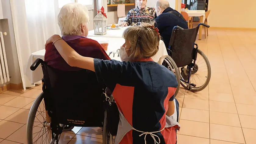 Ospiti di una casa di riposo accuditi dagli operatori