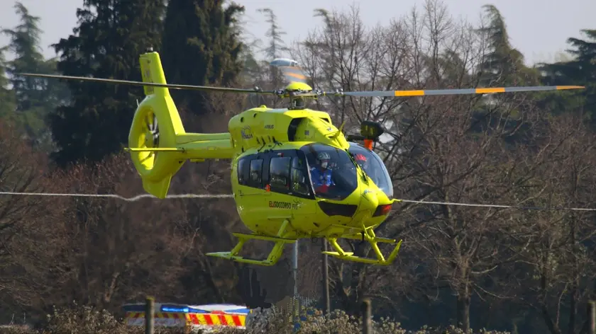 Il giovane è stato trasportato in elicottero all'ospedale di Udine