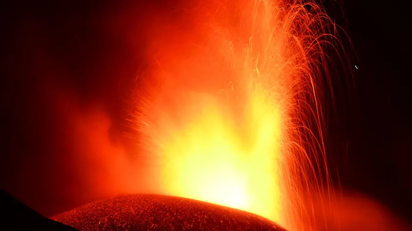 L'attività del cratere Voragine dell'Etna, ripresa nella tarda serata di ieri e durata tutta la notte scorsa, con una colonna eruttiva alta circa 6000 m s.l.m. e abbondante ricaduta di cenere vulcanica. ANSA/ORIETTA SCARDINO// A view of the Etna volcano during the activity of the Voragine crater, taken late yesterday evening and lasting all last night, with an eruptive column approximately 6000 m high above sea level. ANSA/ ORIETTA SCARDINO