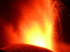 L'attività del cratere Voragine dell'Etna, ripresa nella tarda serata di ieri e durata tutta la notte scorsa, con una colonna eruttiva alta circa 6000 m s.l.m. e abbondante ricaduta di cenere vulcanica. ANSA/ORIETTA SCARDINO// A view of the Etna volcano during the activity of the Voragine crater, taken late yesterday evening and lasting all last night, with an eruptive column approximately 6000 m high above sea level. ANSA/ ORIETTA SCARDINO