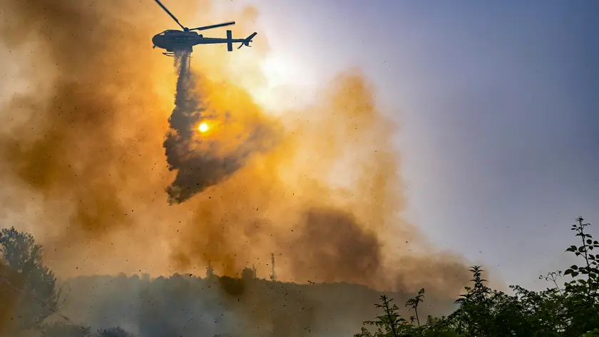 Vigili del fuoco e Protezione Civile al lavoro a Napoli anche con mezzi aerei per spegnere l'incendio che ha distrutto la vegetazione della collina dei Camaldoli insediando anche abitazioni sul versante del quartiere Soccavo 20 giugno 2024 ANSA / CIRO FUSCO ---- Firefighters and Civil Protection at work in Naples also with aerial vehicles to put out the fire that destroyed the vegetation of the Camaldoli hill, also settling homes on the side of the Soccavo district 20 June 2024 ANSA / CIRO FUSCO