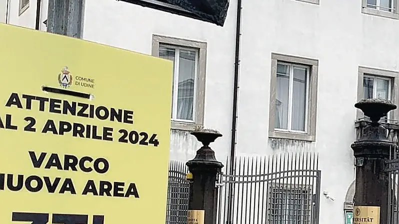 Il cartello giallo delimita l'area Ztl in piazza San Cristoforo