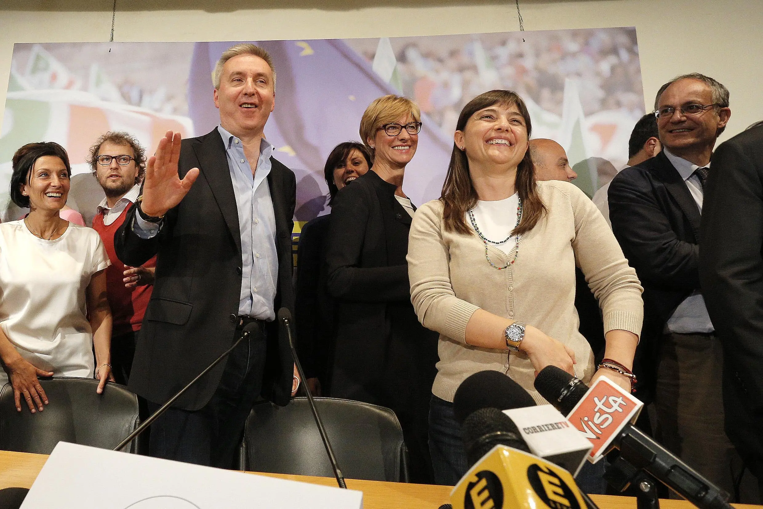 Lorenzo Guerini e Deborah Serracchiani (d) con il resto del gruppo dirigente del PD nella sede del Partito Democratico, Roma, 26 Maggio 2014. ANSA/GIUSEPPE LAMI