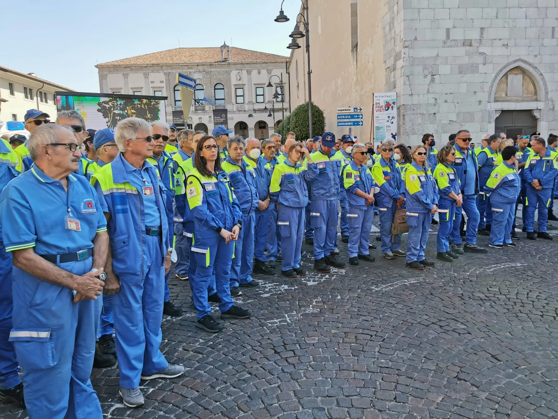 Sono stati celebrati nel duomo di Cividale i funerali di Elena Lo Duca, 56 anni, coordinatrice della Protezione civile di Prepotto, morta travolta da un albero lo scorso 22 luglio mentre era impegnata in un sopralluogo in un’area boschiva interessata da un incendio proprio nella zona di Prepotto. Presenti alle esequie di Lo Duca, assistente capo della polizia al commissariato di Cividale, anche il vicecapo del Dipartimento della Protezione civile nazionale, Immacolata Postiglione, il vicecapo della Polizia, Vittorio Rizzi, il presidente della Regione, Massimiliano Fedriga, il suo vice Riccardi e una folta delegazione di sindaci friulani, i questori delle quattro province, il prefetto di Udine Marchesiello e tanti volontari della Pc. Il feretro, accolto all’ingresso del duomo dal picchetto della Protezione civile e della Polizia e da un lungo applauso.