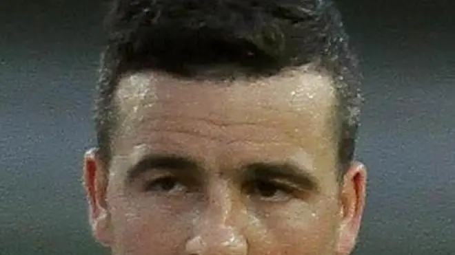 Antonio Di Natale (D) con la fascia di capitano con il numero 25 per ricordare la scomparsa di Piermario Morosini, durante la partita di Serie A tra Chievo e Udinese allo stadio Bentegodi, Verona, 21 aprile 2012. ANSA/RICHARD MORGANO