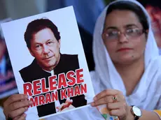 epa11494389 A supporter of the Pakistan Tehreek-e-Insaf (PTI) party holds a portrait of party founder and convicted former prime minister Imran Khan during a hunger strike camp to demand the release of Imran Khan and his wife Bushra Bibi, in Peshawar, Pakistan, 24 July 2024. PTI lawmakers in the national assembly (lower house of the parliament), led by Opposition Leader Omar Ayub, have also launched a hunger strike camp outside the Parliament, to demand the release of party founder Imran Khan, and protest against the arrests of the party's social media activists, and address rising inflation. EPA/BILAWAL ARBAB
