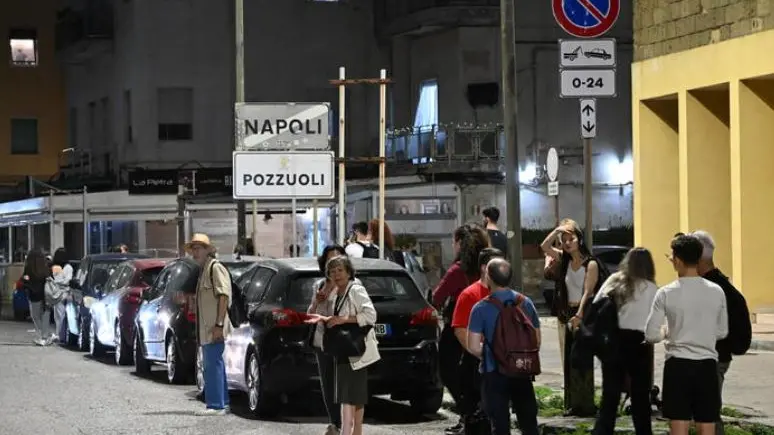 Gente in strada a Napoli e nell'hinterland dopo la scossa di terremoto