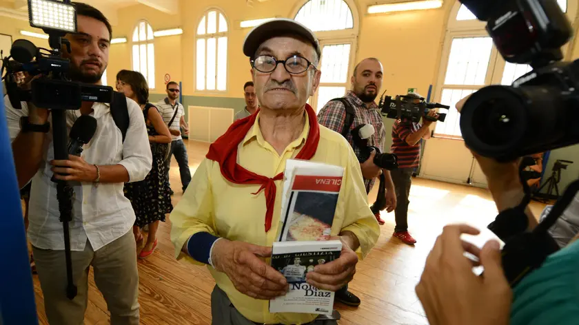 Arnaldo Cestaro torna nella scuola Diaz dove avvennero l'irruzione e il pestaggio durante il G8 di Genova la notte del 21 Luglio 2001, Genova, 22 luglio 2013. ANSA/ STRINGER