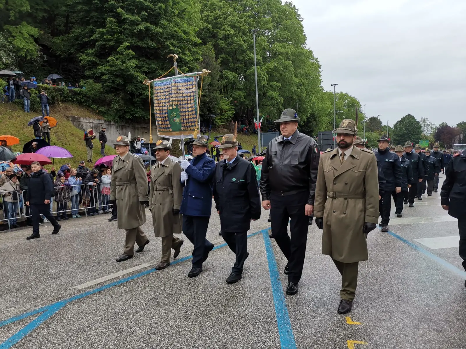 Tantissima emozione per la sfilata degli alpini: marciano 70 mila penne nere. Presente anche il presidente del consiglio, Giorgia Meloni, che ha indossato il cappello da alpino. Ad aprire il corteo lo striscione dell'Adunata (Alpini, la più bella famiglia) seguiti dalla Fanfara della Julia e dal gonfalone di Udine. Dopo in marcia le portatrici carniche, uno striscione dedicato a Cainero e il labaro con il ministro della Difesa Crosetto (Foto Petrussi, Seu, Cescon)