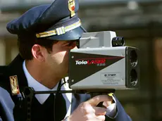 20050630 - ROMA - ECO - PATENTE PUNTI: BONUS A 32,2 MLN, 12,2 MLN I PUNTI TAGLIATI. Una immagine di archivio, datata 11 Marzo 2003, mostra un agente della Polizia di Stato mentre guarda attraverso il TeleLaser per controllare i limiti di velocità dei veicoli su una strada di Roma. Dal primo luglio, come stabilito fin dall' entrata in vigore della patente a punti, chi non ha commesso infrazioni beneficera' di un bonus di 2 punti. E' un premio agli automobilisti disciplinati, che si ripetera' ogni 2 anni, per chi non ha commesso infrazioni in questo arco di tempo. Sempre a partire da domani, inoltre, saranno giornalmente integrati i 20 punti ai titolari di patente che avevano commesso un'infrazione punita con decurtazione di punteggio e che nel corso degli ultimi 2 anni non siano incorsi in altre violazioni per le quali e' prevista la decurtazione del punteggio. FILIPPO MONTEFORTE/ARCHIVIO - ANSA - KRZ
