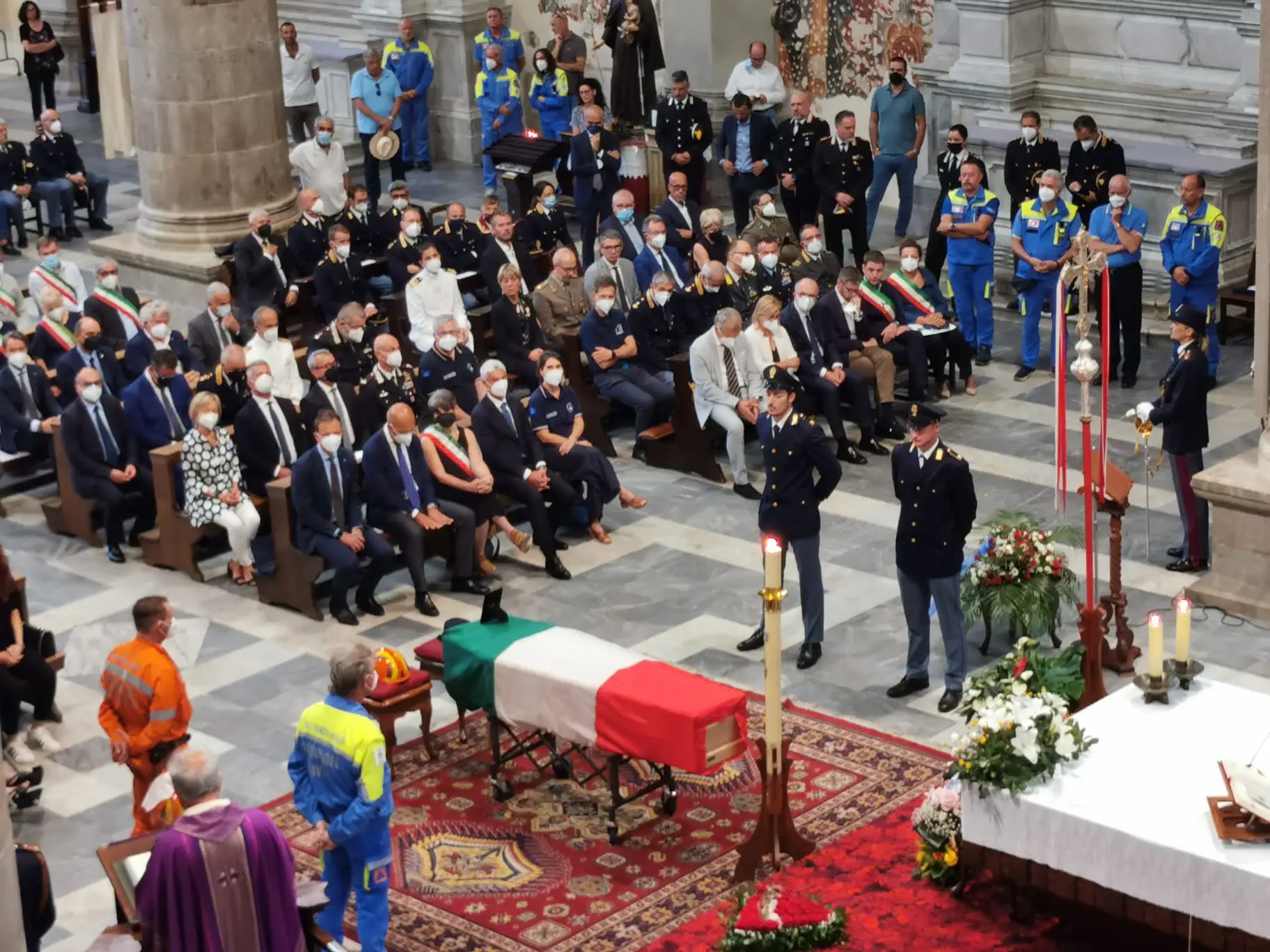 Sono stati celebrati nel duomo di Cividale i funerali di Elena Lo Duca, 56 anni, coordinatrice della Protezione civile di Prepotto, morta travolta da un albero lo scorso 22 luglio mentre era impegnata in un sopralluogo in un’area boschiva interessata da un incendio proprio nella zona di Prepotto. Presenti alle esequie di Lo Duca, assistente capo della polizia al commissariato di Cividale, anche il vicecapo del Dipartimento della Protezione civile nazionale, Immacolata Postiglione, il vicecapo della Polizia, Vittorio Rizzi, il presidente della Regione, Massimiliano Fedriga, il suo vice Riccardi e una folta delegazione di sindaci friulani, i questori delle quattro province, il prefetto di Udine Marchesiello e tanti volontari della Pc. Il feretro, accolto all’ingresso del duomo dal picchetto della Protezione civile e della Polizia e da un lungo applauso.