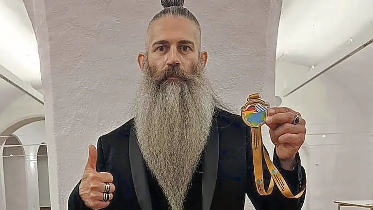Fabrizio Bottos può vantare la barba naturale più bella del mondo