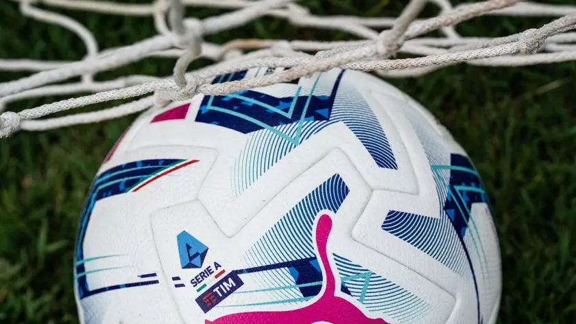 La Lega Serie A e Puma hanno svelato Orbita, il pallone ufficiale della stagione 2023-'24, presentato con la campagna "PLAY IT LIKE" che ha come protagonisti Alessandro Bastoni e Olivier Giroud. Il nuovo pallone per la Serie A, disponibile da oggi, �¨ ispirato al ricco heritage italiano nel motorsport che, proprio come il calcio, unisce persone di diverso status sociale e provenienza, accomunate dalla passione per la propria squadra. Il pallone PUMA Orbita Serie A �¨ caratterizzato da grafiche audaci che si traducono in una configurazione di 12 grandi pannelli a forma di stella, per offrire un numero ridotto di cuciture, consentendo una migliore connessione con il pallone. L'Orbita Fifa Quality Pro utilizza una tecnologia all'avanguardia per creare una sfera ottimale che mantenga la sua forma e consenta un minore assorbimento di acqua. Viene infatti aggiunta una schiuma POE per aumentare la sensibilit� al tocco, fornendo una sensazione pi�¹ solida e una migliore consistenza del rimbalzo. Inoltre, la superficie in PU 3D testurizzato da 1,2 mm migliora l'aerodinamica e aumenta la resistenza all'abrasione, prolungando la durata. ANSA/US PUMA/LEAGA SERIE A +++ NO SALES, EDITORIAL USE ONLY +++