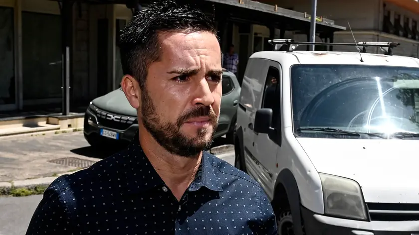 Simone Borgese, il 39enne arrestato nei giorni scorsi dalla polizia a Roma per la violenza su una studentessa e già condannato per altri due episodi, arriva per l'interrogatorio di garanzia davanti al Gip del Tribunale di Roma, 12 giugno 2024. ANSA/RICCARDO ANTIMIANI