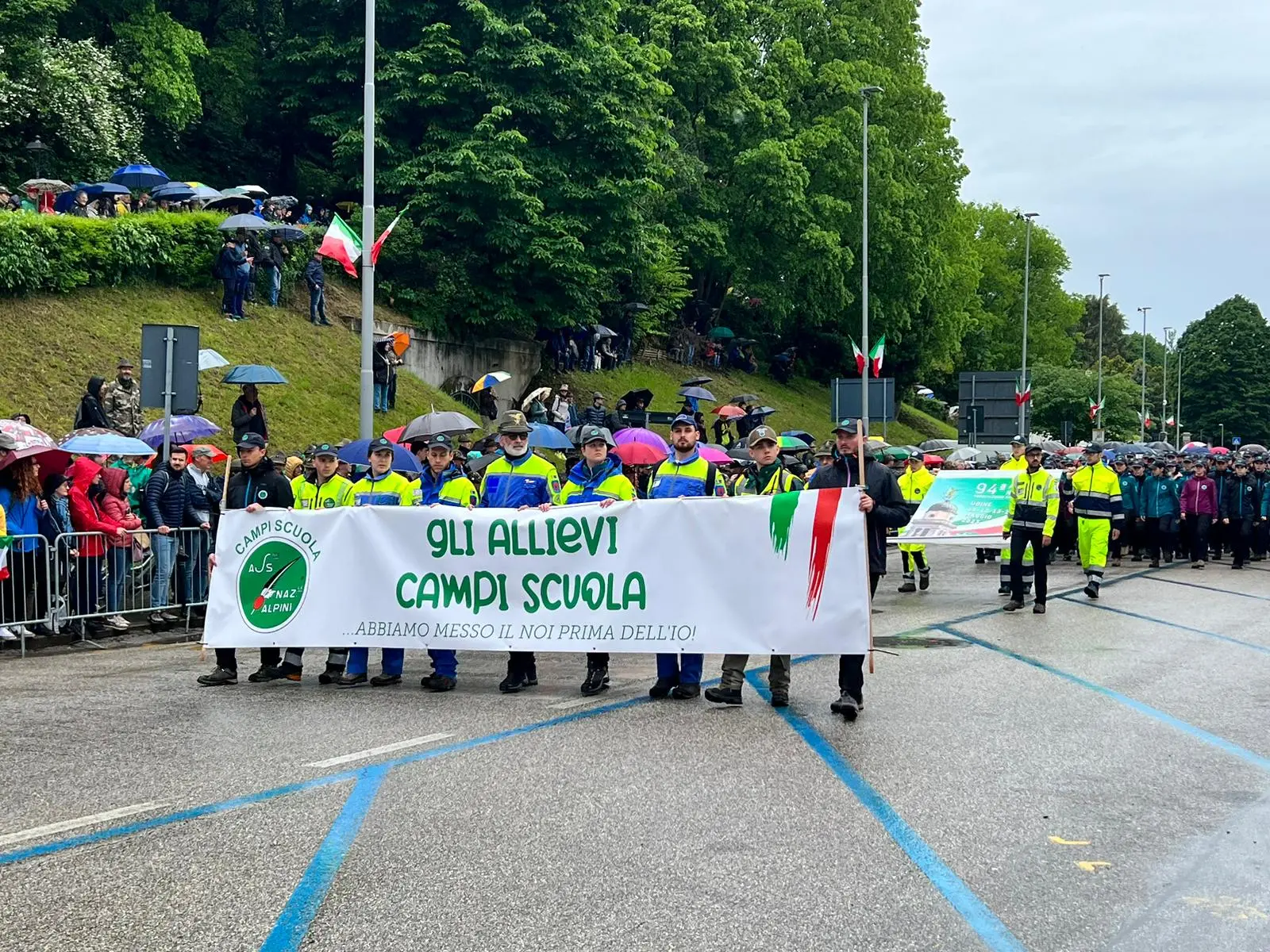 Tantissima emozione per la sfilata degli alpini: marciano 70 mila penne nere. Presente anche il presidente del consiglio, Giorgia Meloni, che ha indossato il cappello da alpino. Ad aprire il corteo lo striscione dell'Adunata (Alpini, la più bella famiglia) seguiti dalla Fanfara della Julia e dal gonfalone di Udine. Dopo in marcia le portatrici carniche, uno striscione dedicato a Cainero e il labaro con il ministro della Difesa Crosetto (Foto Petrussi, Seu, Cescon)
