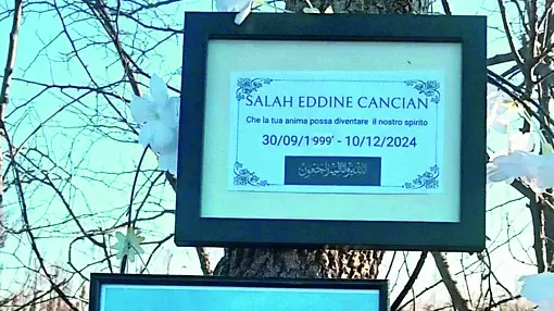 Il ricordo degli amici di Salah Eddine Cancian sul luogo dell’incidente