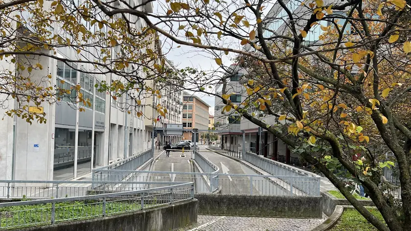 Un fotomontaggio di come come potrebbe essere ripensata piazza Venerio: entrata e uscita al parcheggio sullo stesso lato