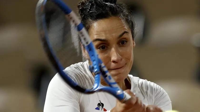 epa08725160 Martina Trevisan of Italy in action against Iga Swiatek of Poland during their women’s quarter final match during the French Open tennis tournament at Roland ?Garros in Paris, France, 06 October 2020. EPA/YOAN VALAT