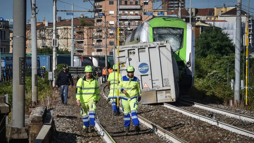 Un treno è uscito dai binari questa mattina, a Milano. L'incidente è avvenuto poco dopo le 6.30 in via Pallanza, non lontano dallo scaldo FS di Greco. Sarebbe stata la perdita di un container da parte di un treno merci a causare l'incidente avvenuto a bassa velocità. Tre i feriti, non gravi, 13 Settembre 2024 ANSA/MATTEO CORNER