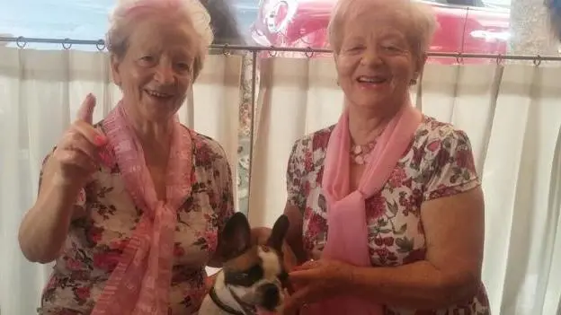 Lia, a sinistra, con la sorella Enza, scomparsa cinque anni fa