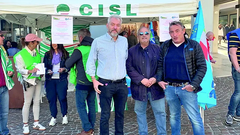 La manifestazione in piazza a Pordenone promossa da Fisascat Cisl e Uiltucs