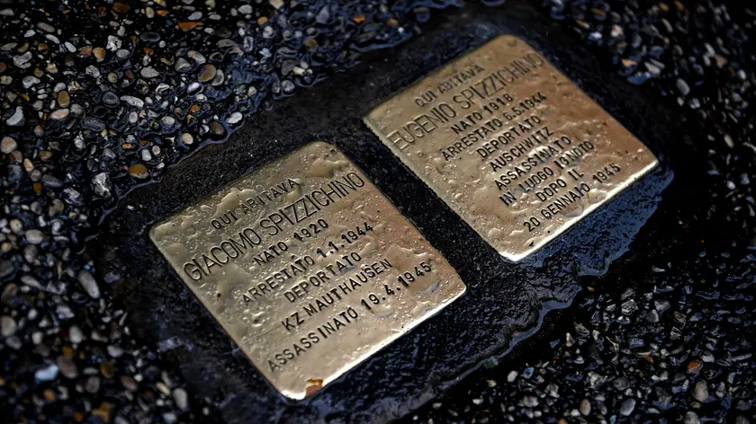 Le due pietre d’inciampo in memoria dei deportati Eugenio e Giacomo Spizzichino nel quartiere Trastevere ripristinate dopo il danneggiamento, Roma, 1 novembre 2023. ANSA/RICCARDO ANTIMIANI