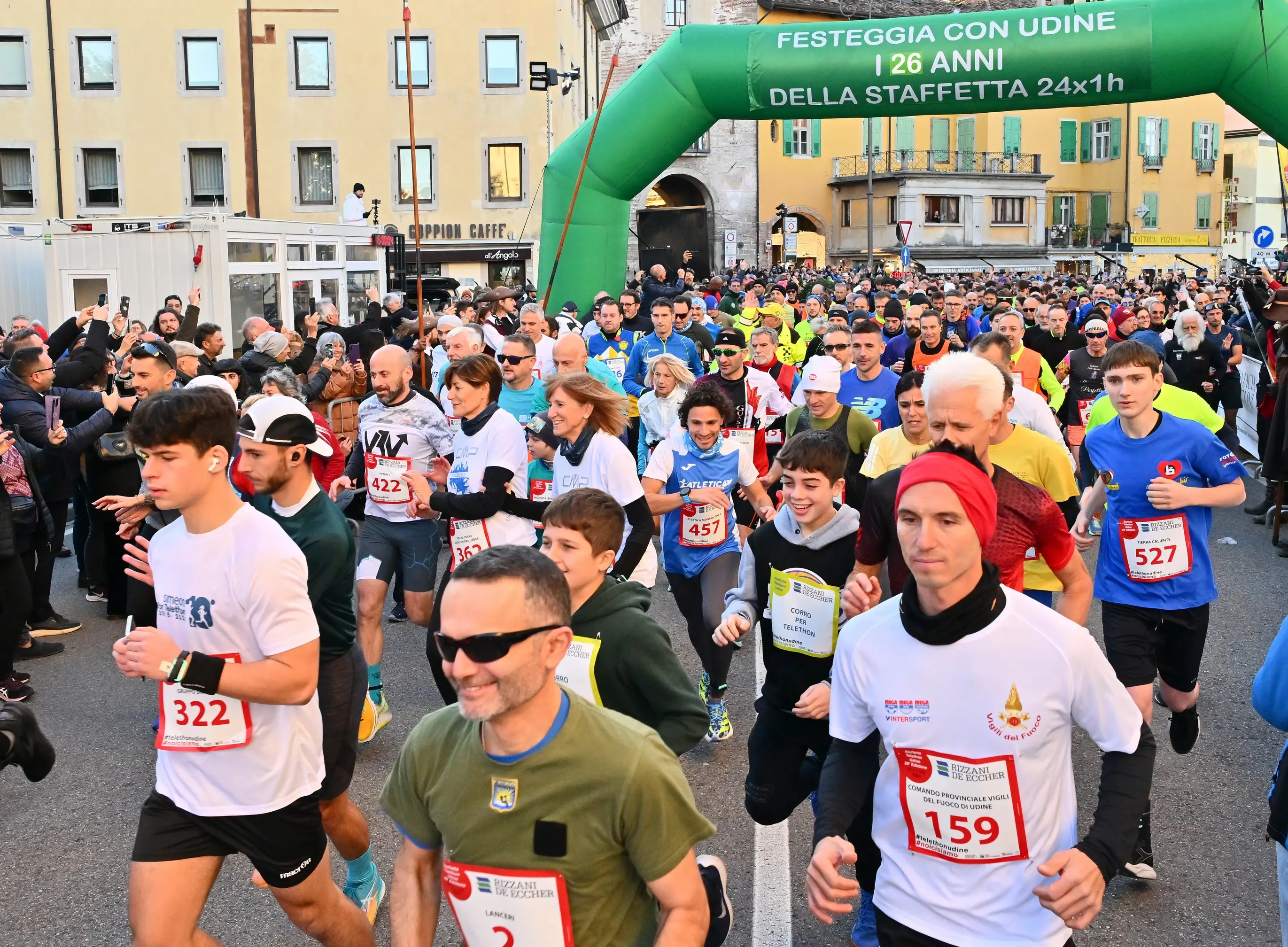 La 26esima edizione della Staffetta Telethon ha visto Udine animata da 870 squadre, per un totale di oltre 22mila partecipanti, tra cui 1.500 studenti. L'evento, che si è svolto dal 30 novembre al 1 dicembre, ha battuto un nuovo record di solidarietà, con la speranza di superare i 320mila euro di donazioni per la ricerca sulle malattie genetiche rare. Molti sportivi, tra cui il campione paralimpico Antonio Fantin, hanno preso parte all'iniziativa, insieme a tanti altri volontari e partecipanti, che hanno corso su un percorso di 1.920 metri nel cuore della città. Un grande successo, che ha coinvolto anche diverse associazioni e realtà locali. Foto Petrussi
