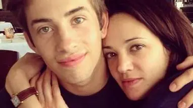 Asia Argento, attrice e regista, figlia di Dario, in una foto con Jimmy Bennett