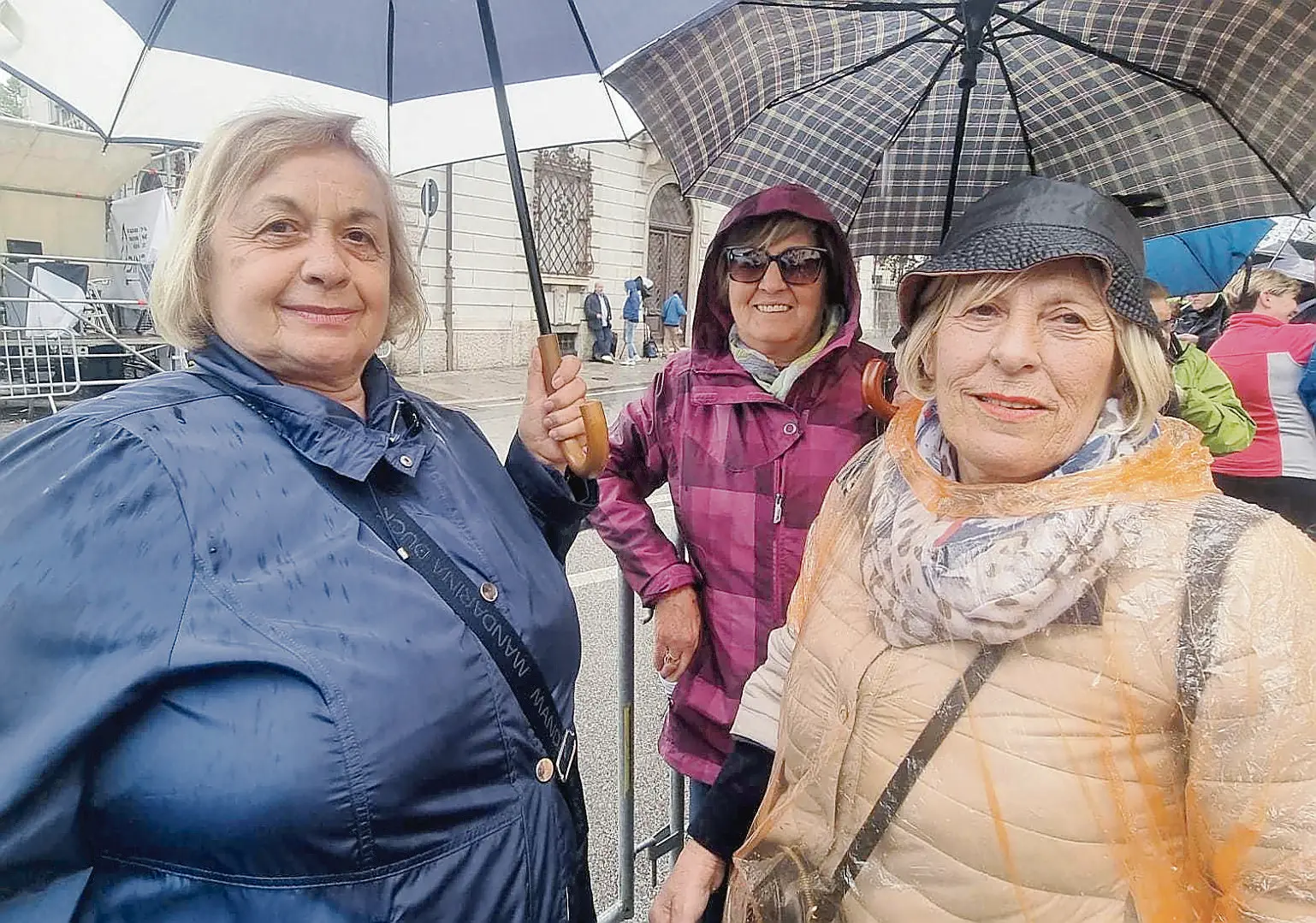 Tre amiche che provengono dal lago di Iseo: da destra Tecla Belotti, Angela Bonardi e Luigina Fenaroli, tutte e tre settantenni