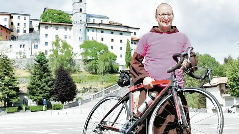 Anche Padre Gianantonio, a Castelmonte, veste in rosa