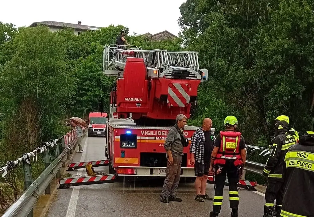 Decine di persone sono coinvolte nella ricerca dei tre giovani trascinati via dalla corrente del fiume Natisone. Si trovavano su un isolotto al centro del corso d'acqua quando sono stati sorpresi dall'innalzamento del livello dell'acqua