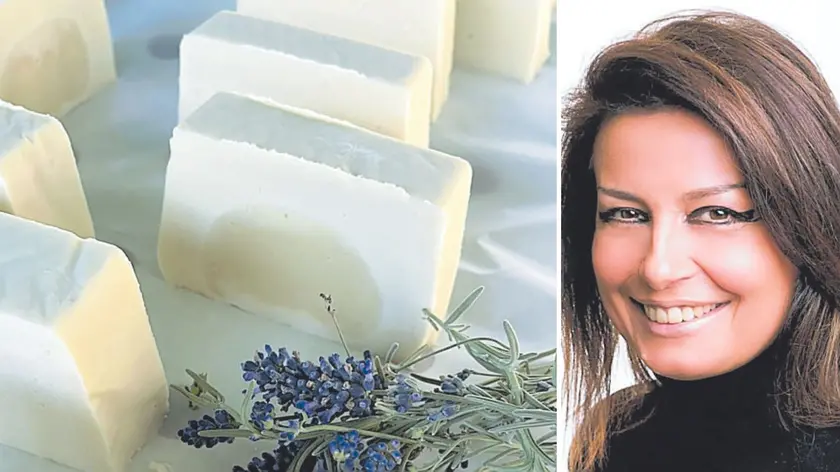 I saponi da bucato prodotti con gli oli esausti e, a destra, la creativa Elisa De Simon